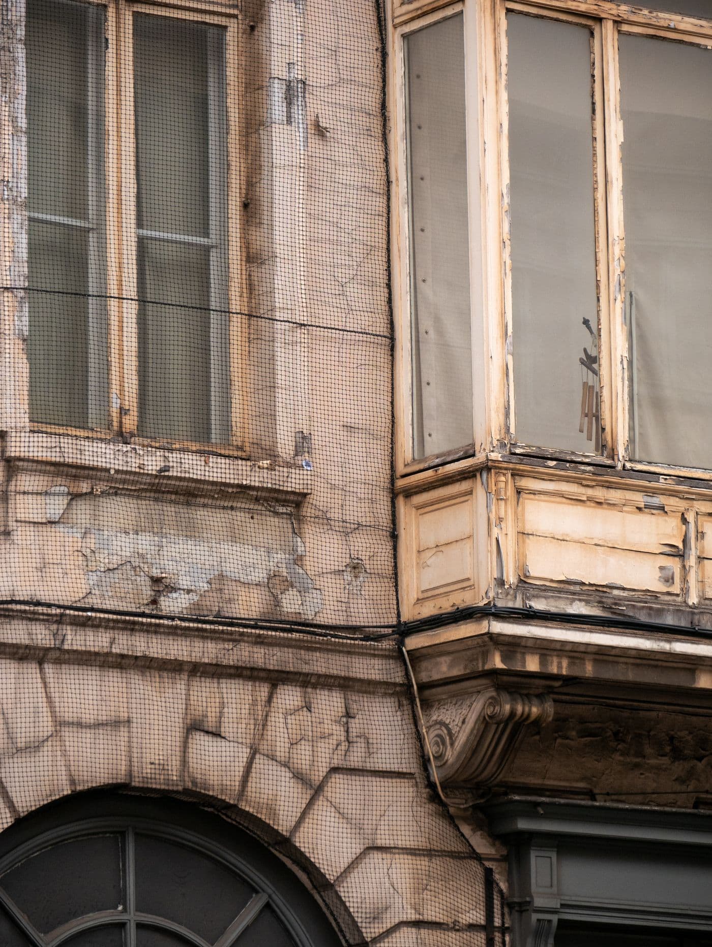 Antes: Reparación de grietas y coqueras, tratamiento de humedad y acabado con pintura elástica. Un cambio que revaloriza el edificio.