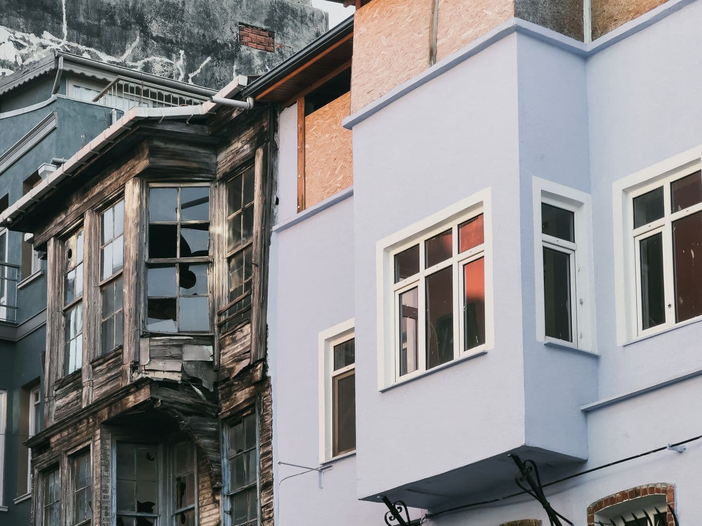 Contraste entre una fachada deteriorada y otra rehabilitada en Bizkaia
