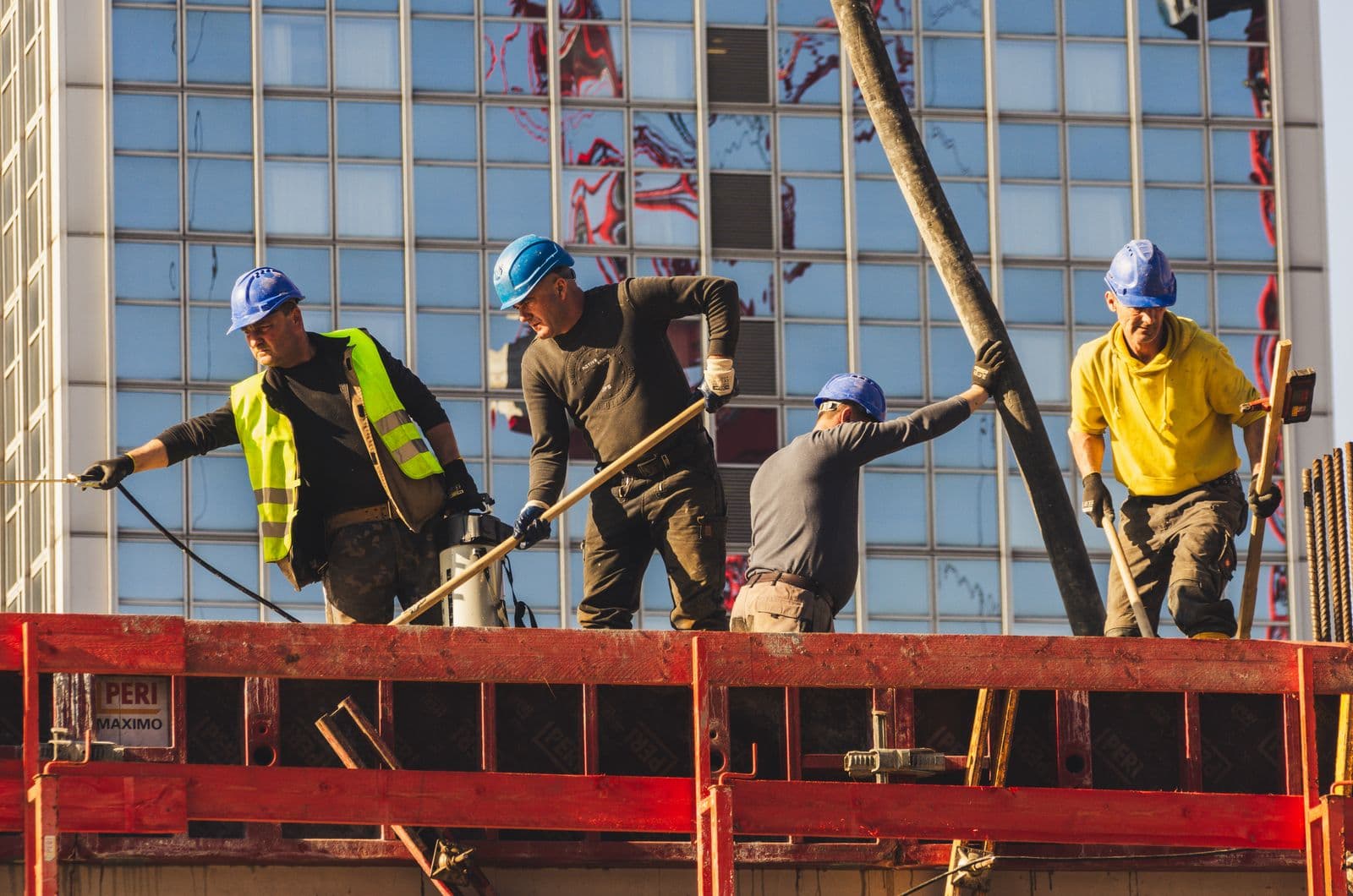 Equipo trabajando en la limpieza y rehabilitación de una fachada en Bizkaia