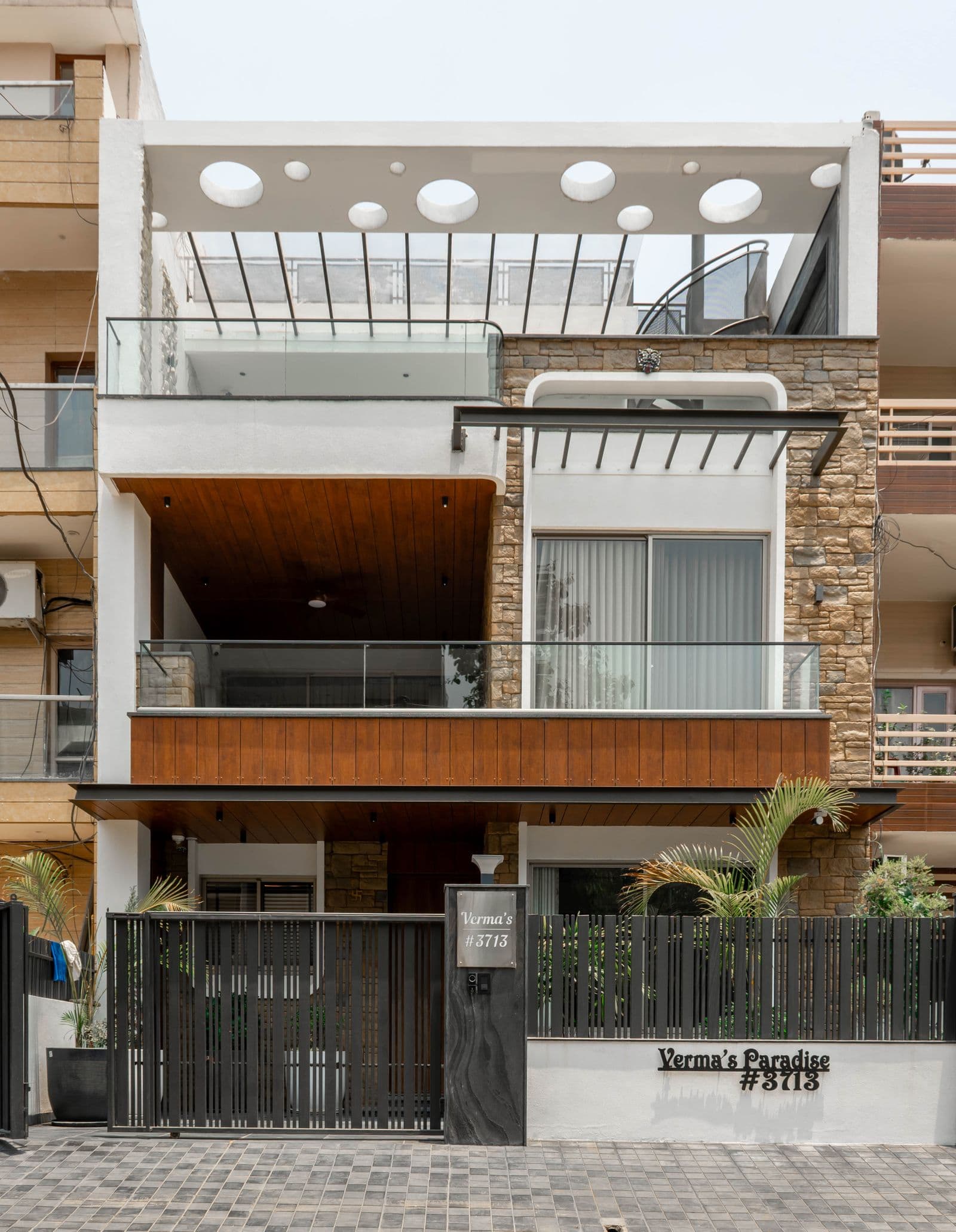 Fachada de chalet moderno con madera pintada en Bizkaia
