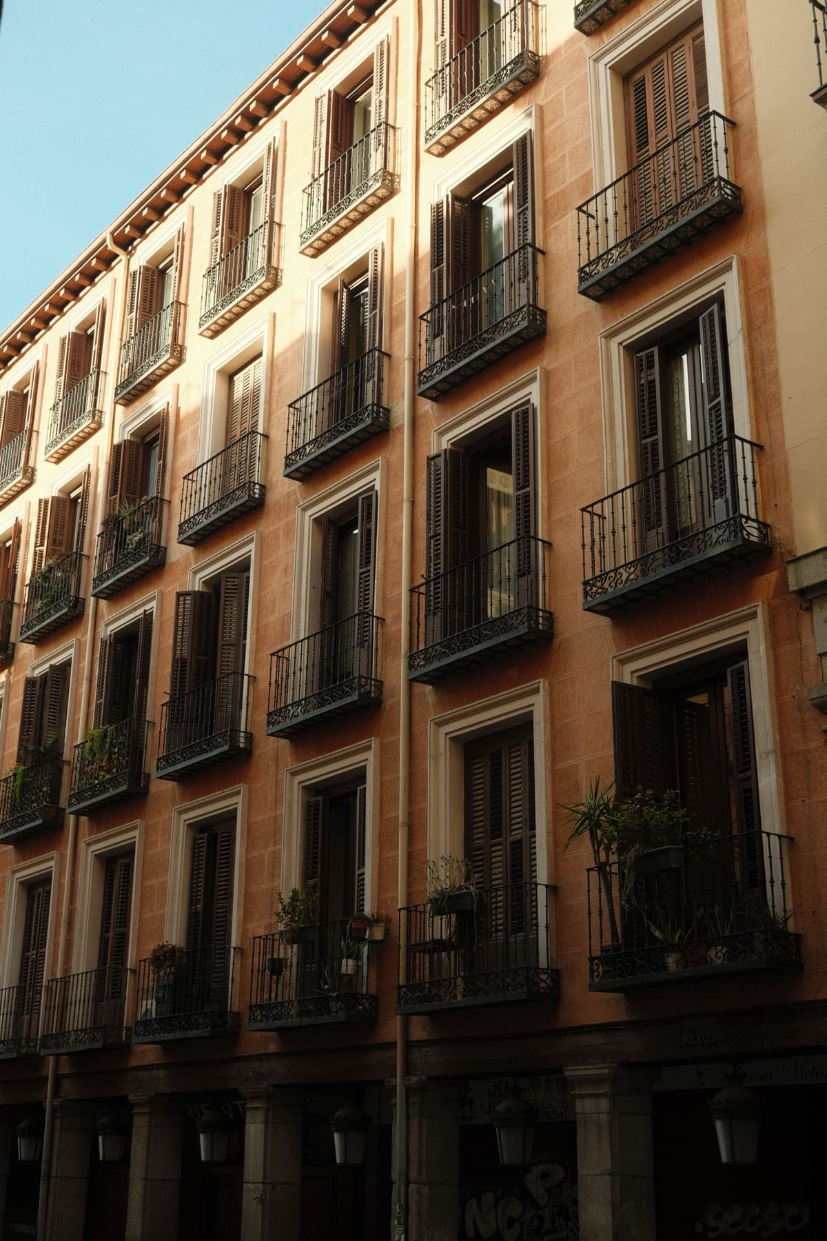 Fachada de edificio recién pintada en Bilbao