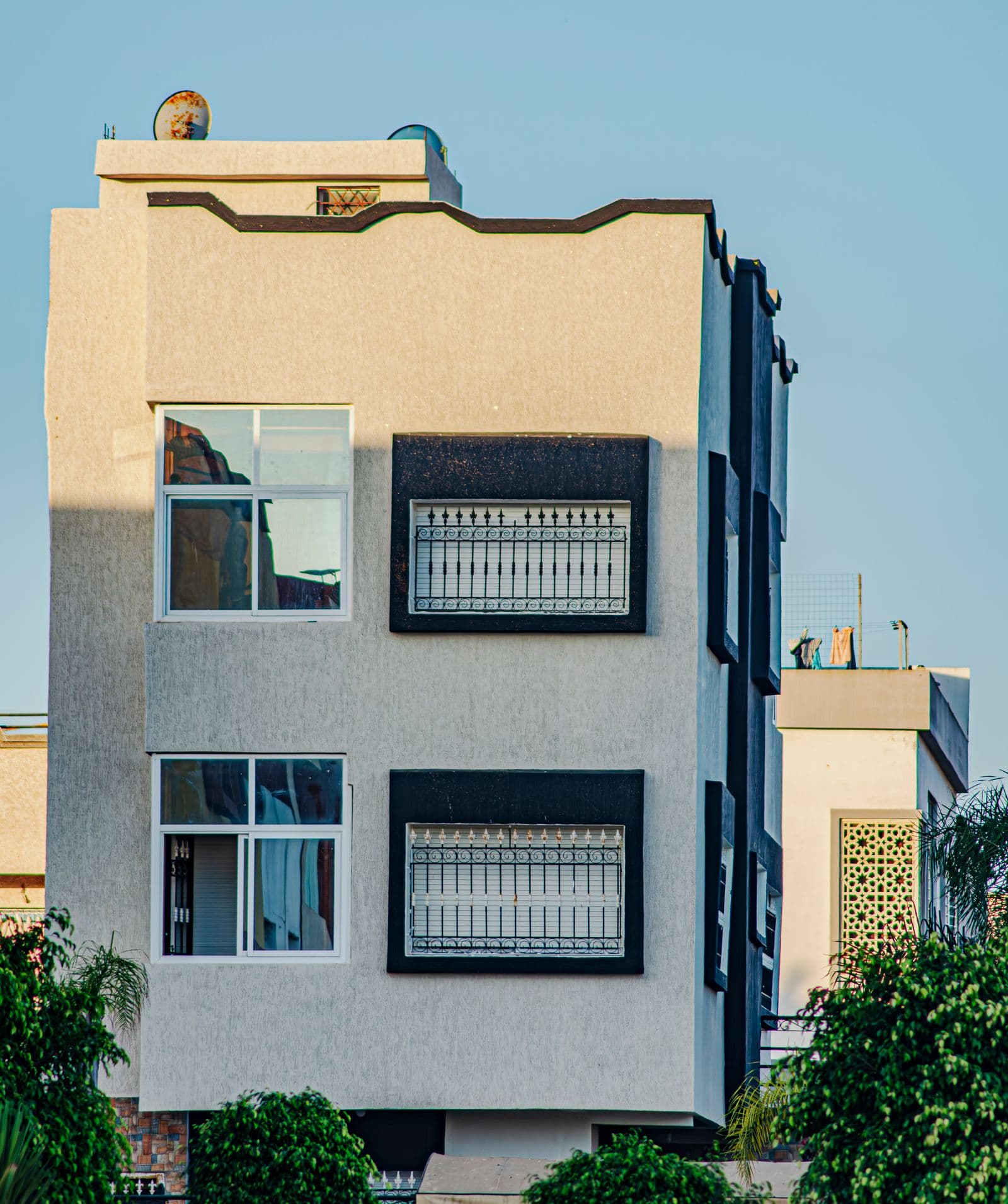 Fachada moderna pintada en Bizkaia