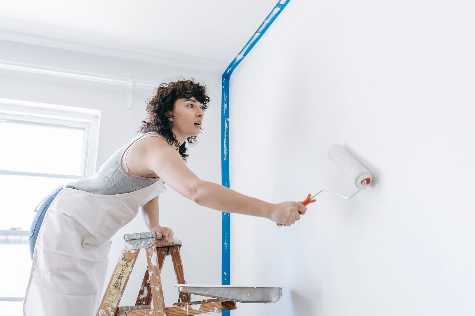 Habitación recién pintada en un piso de Bizkaia