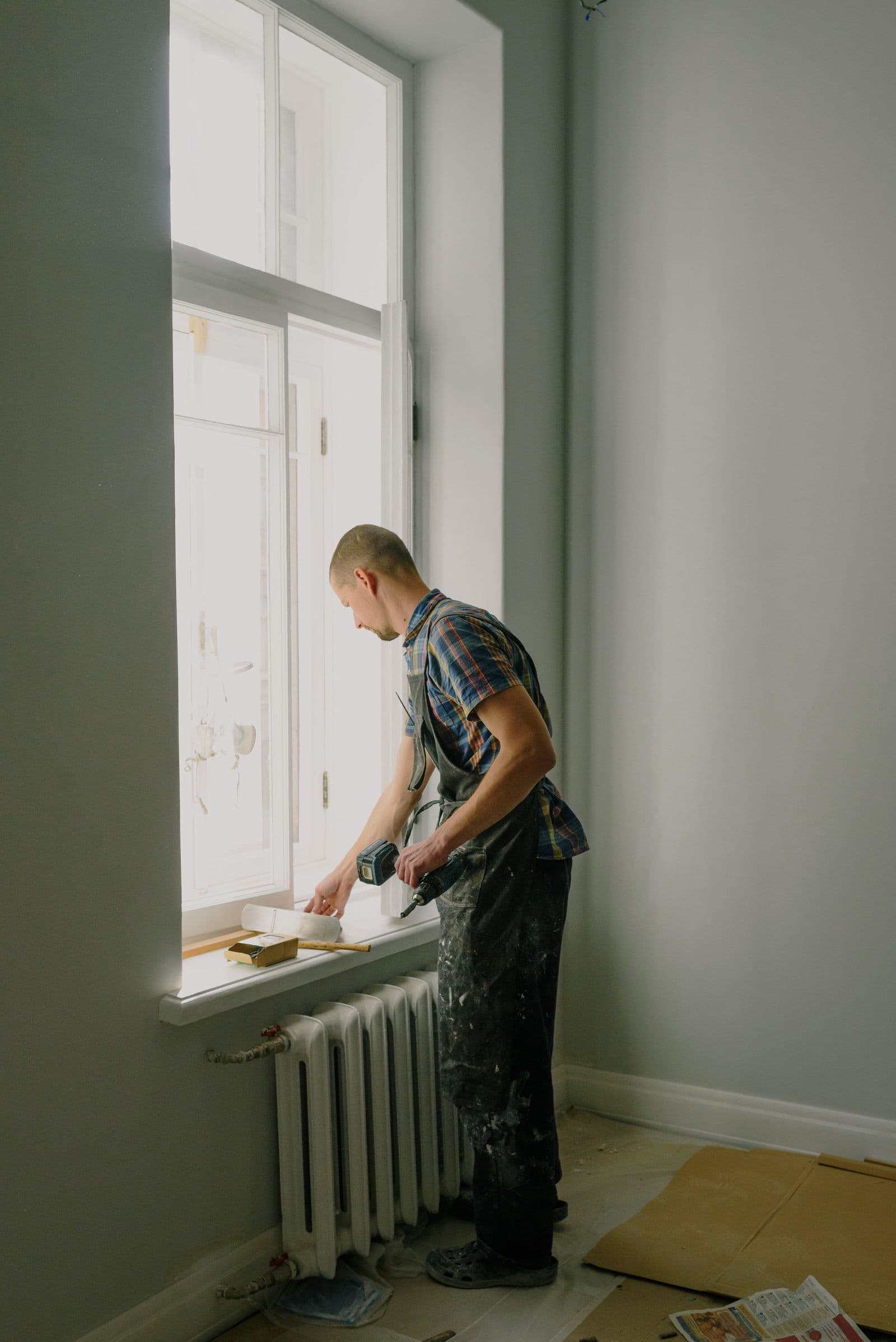 Pintor profesional pintando el interior de un piso en Bilbao