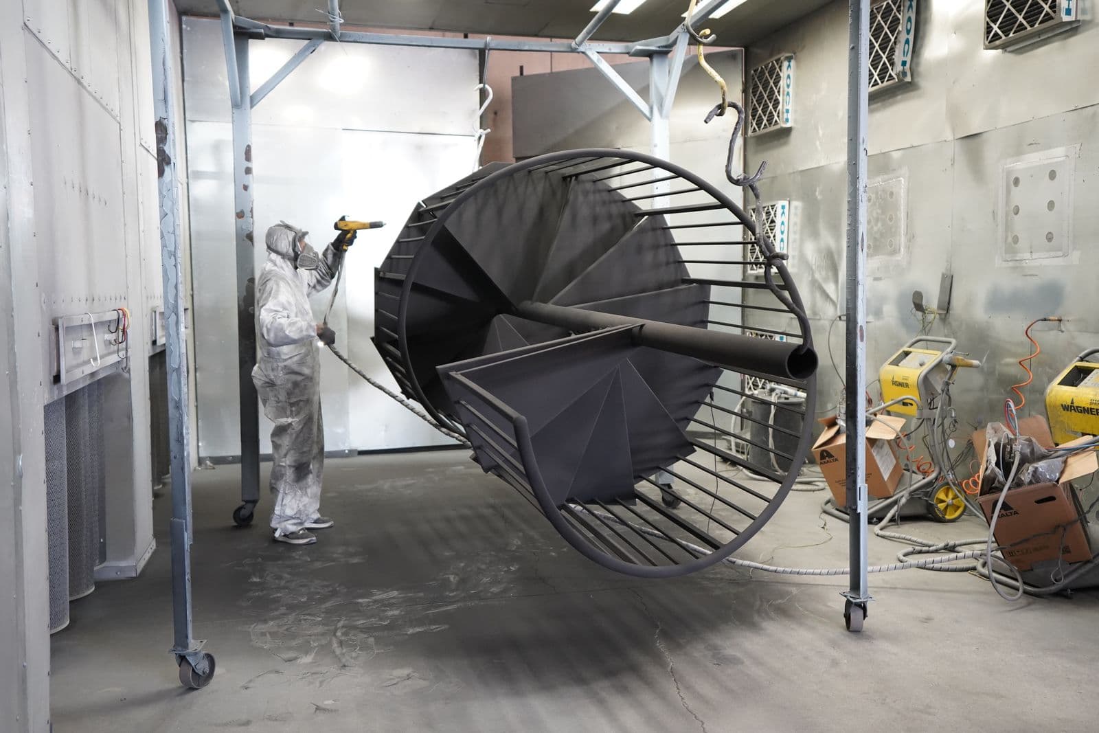 Pintura a pistola de una gran estructura metálica en una nave industrial de Bizkaia