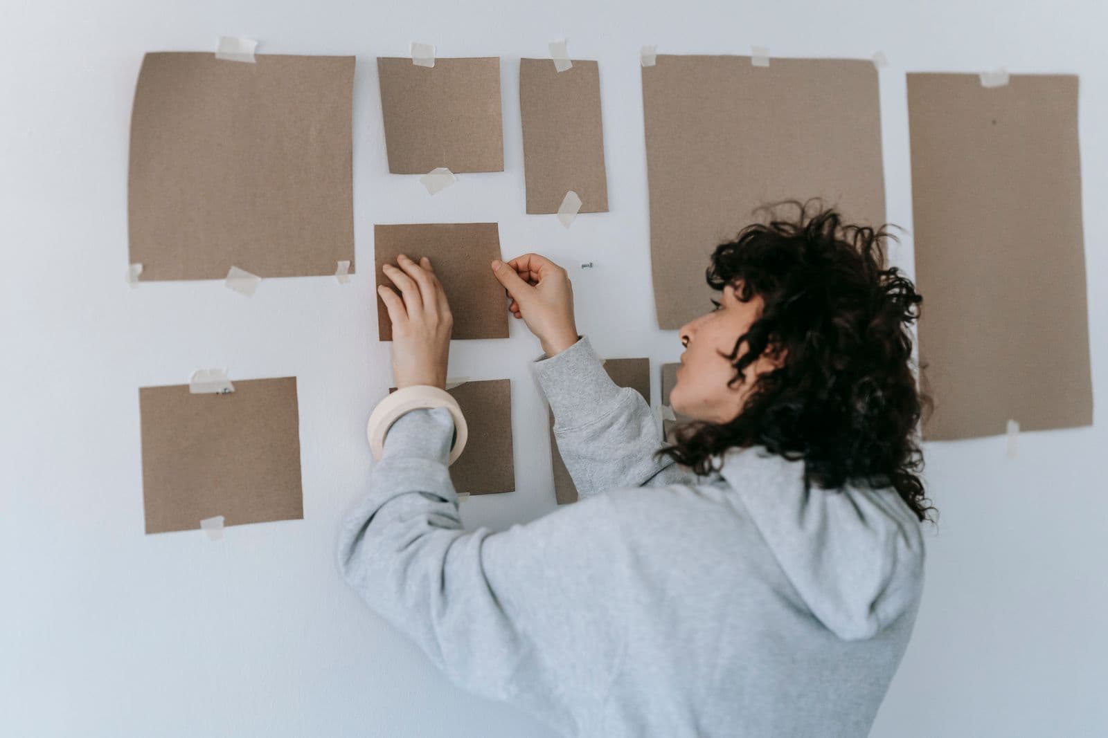 Retirada de papel pintado antiguo de una pared en Bizkaia